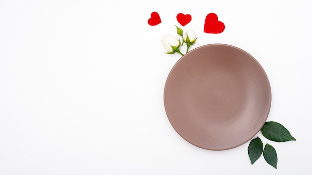 Kolacja przy świecach — talerz z potrawą